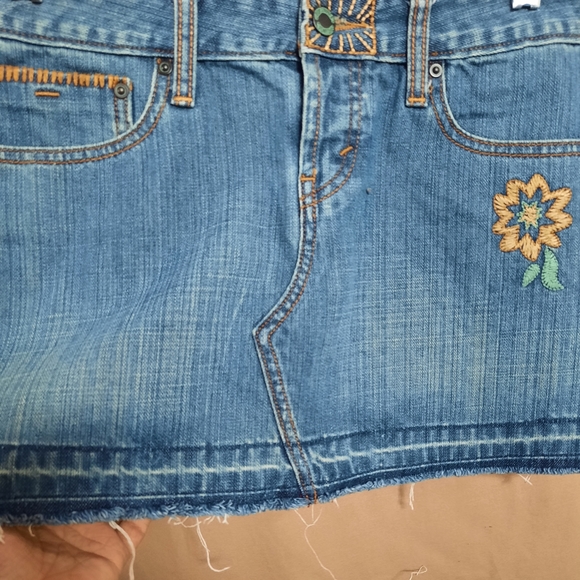 Levi's Signature Distressed Sunglower Blue Jean Skirt sz Junior 1 - Picture 2 of 8